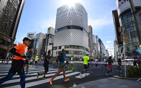 東京マラソンで東京・銀座を走る市民ランナーたち（2022年３月）