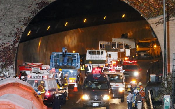 中央自動車道の笹子トンネル崩落事故でインフラの深刻な老朽化が明らかになった（2012年12月）