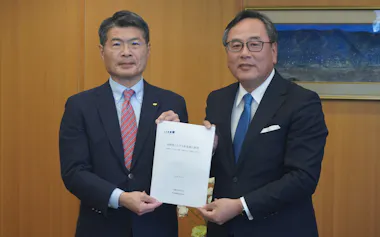 提言書を手渡した長崎経済同友会の山川代表幹事(右)と長崎県の平田知事(1日、長崎県庁)