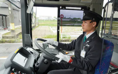 名鉄バスの路線バスを運転するアッザムさん(1日、豊田市)