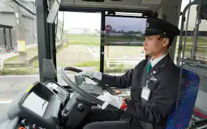 名鉄バスの路線バスを運転するアッザムさん(1日、豊田市) 名鉄バスの路線バスを運転するアッザムさん(1日、豊田市)