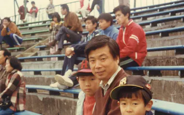 阪神タイガースのキャンプを父や兄と見学(右が青野社長)