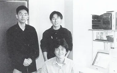 松山市のマンションでサイボウズを立ち上げた(創業者3人、後列右が青野氏)