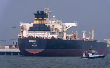 サウジアラビアから原油を積み、ホルムズ海峡を通ってインドのムンバイ港に到着したタンカー=3月12日(AP=共同)