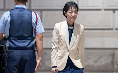 金融政策決定会合に出席するため、日銀本店に入る中川順子審議委員(4月28日午前、東京都中央区)=代表撮影