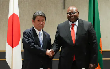 茂木敏充外相はザンビアのハインベ外相と会談した(4月30日、ザンビア・ルサカ)=外務省提供