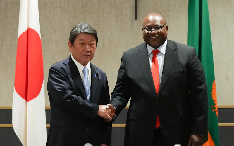 茂木敏充外相はザンビアのハインベ外相と会談した(4月30日、ザンビア・ルサカ)=外務省提供 茂木敏充外相はザンビアのハインベ外相と会談した(4月30日、ザンビア・ルサカ)=外務省提供