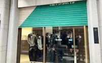 湯浅徹頭取らが見守るなかシャッターが閉じられた(1日、福邦銀行本店)