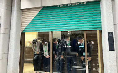 湯浅徹頭取らが見守るなかシャッターが閉じられた(1日、福邦銀行本店)