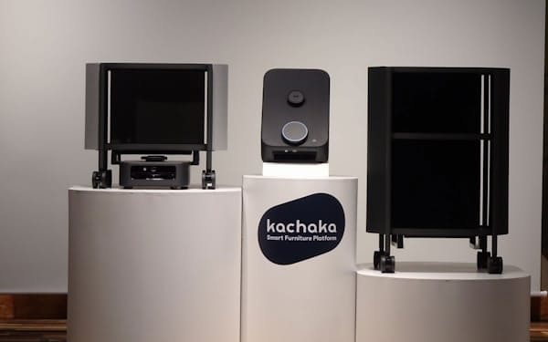 Preferred Roboticsが開発した家庭用自律移動ロボット。中央が「カチャカ」、左右が専用棚の「カチャカシェルフ」。2023年5月に一般発売を予定（写真：日経クロステック）