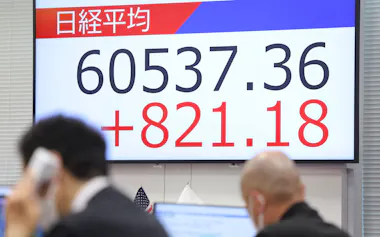 6万0537円をつけ、終値で最高値を更新した日経平均株価(4月27日、東京都中央区)