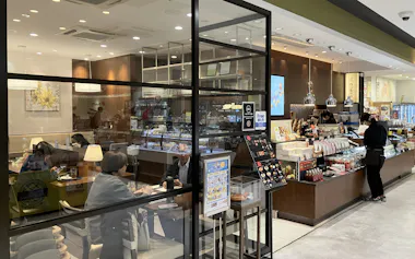 向山製作所は菓子などを販売してきた(1日、福島県郡山市)