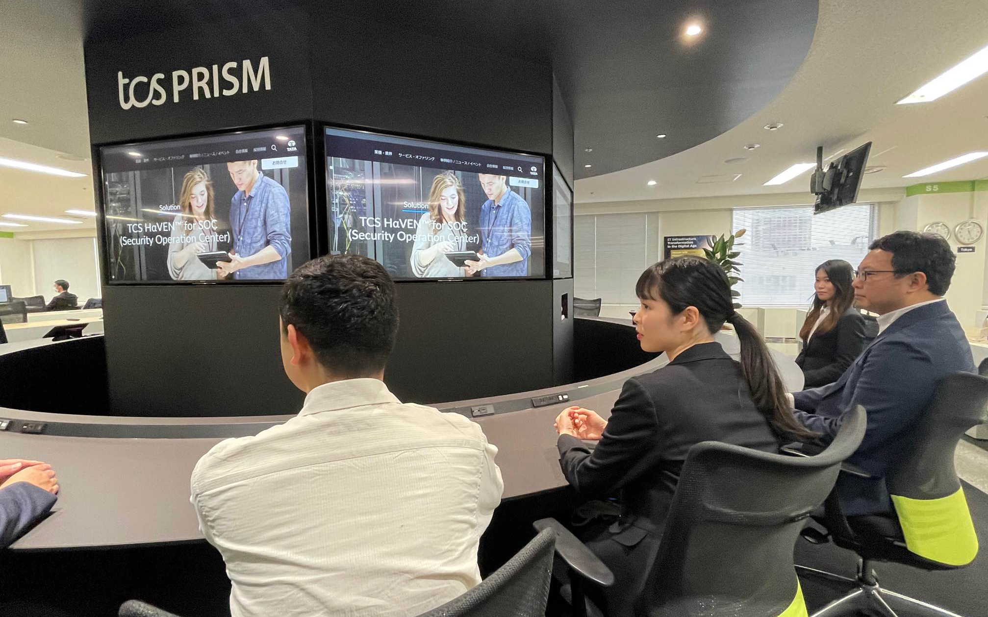 TCSのサイバーセキュリティ本部の会議風景(中央の女性は清水さん、その右手の男性は酒寄さん)