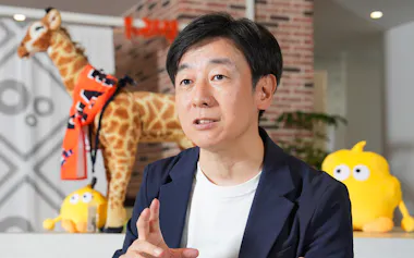 「社長を務めながら子育てのために午後4時に退社した」と話す青野社長