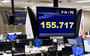 介入とみられる円買いで円相場は一時1ドル=155円台まで反転上昇した(4月30日、東京都港区の外為どっとコム)=共同