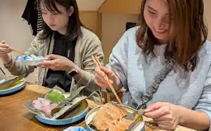 昆布文化体験で刺し身のコブ締め作りに挑戦する宿泊者(富山県高岡市、コンブハウス提供) 昆布文化体験で刺し身のコブ締め作りに挑戦する宿泊者(富山県高岡市、コンブハウス提供)