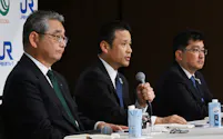 記者会見する(左から)JR西日本の倉坂昇治社長、りそなHDの南昌宏社長、関西みらい銀行の原藤省吾社長(1日、大阪市北区)