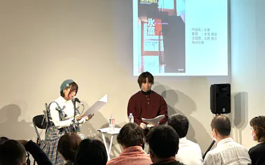 イベントでは声優の土師亜文さん(左)が担当作の朗読を披露した(3月、東京都千代田区)