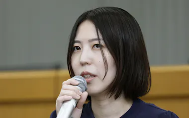 記者会見する福間香奈女流五冠(2日、大阪市)=共同