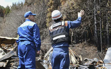 山林火災の現場を確認する岩手県大槌町の平野公三町長㊧(2日、大槌町)=共同