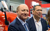 株主総会前日の1日に株主と懇談するバークシャーのグレッグ・アベルCEO(ネブラスカ州オマハ)=ロイター