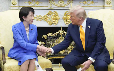 今後は日本政府がトランプ米政権と合意した対米投資が実行段階に移る(写真は高市早苗首相とトランプ大統領)=共同
