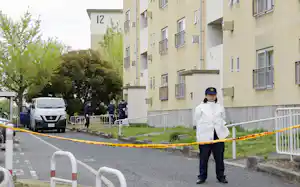 事件現場となった集合住宅を調べる大阪府警の捜査員(4月、同府和泉市)=共同 事件現場となった集合住宅を調べる大阪府警の捜査員(4月、同府和泉市)=共同