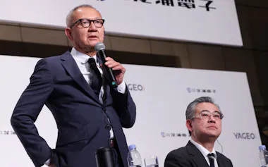 国巨(ヤゲオ)は2025年に芝浦電子へのTOBを成立させた(写真は陳泰銘・董事長㊧と芝浦電子の葛西晃社長)