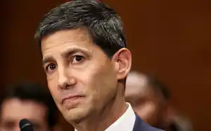 米連邦議会上院の銀行・住宅・都市問題委員会の指名公聴会に臨んだウォーシュ氏(4月21日、米ワシントン)=ロイター 米連邦議会上院の銀行・住宅・都市問題委員会の指名公聴会に臨んだウォーシュ氏(4月21日、米ワシントン)=ロイター