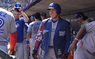 ツインズ戦の6回、2試合連続の本塁打となる8号ソロを放ちベンチで喜ぶブルージェイズ・岡本(2日、ミネアポリス)=ロイター