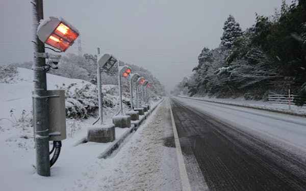 遠赤外線融雪装置の稼働で車道の融雪効果があった（石川県津幡町）