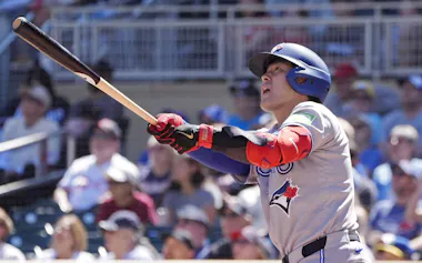 ツインズ戦の9回、3試合連続の本塁打となる9号2ランを放つブルージェイズ・岡本(3日、ミネアポリス)=ロイター