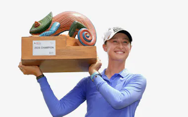 今季3勝目を挙げ、トロフィーを掲げるネリー・コルダ=共同