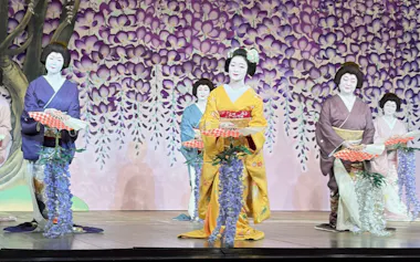 鴨川をどりの前夜祭で踊りを披露する芸舞妓(4日、京都市)
