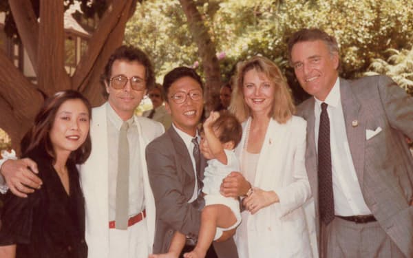 （左から）妻弥生、アルパート、息子ヒロを抱く筆者、１人おいてモス