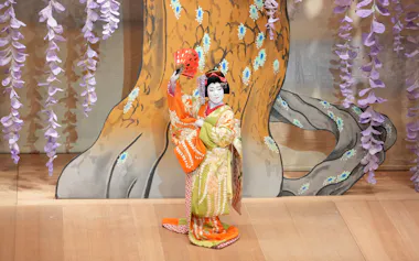 藤娘を披露する中村鷹之資(4月、パリ)©松竹