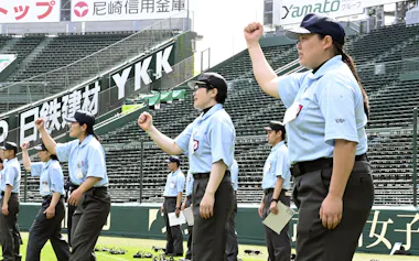 甲子園球場で行われた全国審判講習会に参加した女性審判員の岩男香澄さん(右端)ら(4日、兵庫県西宮市)=共同