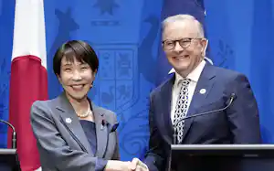 共同記者発表を終え、握手する高市首相(左)とアルバニージー首相(4日、キャンベラ)=共同 共同記者発表を終え、握手する高市首相(左)とアルバニージー首相(4日、キャンベラ)=共同