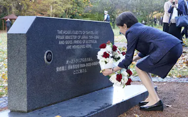 安倍元首相の慰霊碑に献花する高市首相=4日、キャンベラ(共同)