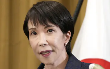 記者団の取材に応じる高市首相(4日、キャンベラ)=共同