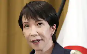 記者団の取材に応じる高市首相(4日、キャンベラ)=共同 記者団の取材に応じる高市首相(4日、キャンベラ)=共同