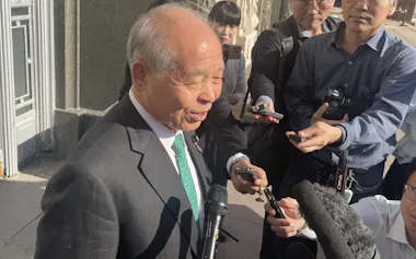 記者団の取材に応じる自民党の鈴木宗男参院議員(4日、モスクワ)