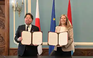 林芳正総務相(写真左)は4日、ルクセンブルクのマルグ首相付メディア・連結性担当相と協力覚書を結んだ 林芳正総務相(写真左)は4日、ルクセンブルクのマルグ首相付メディア・連結性担当相と協力覚書を結んだ
