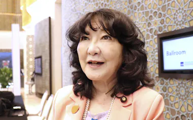 記者団の取材に応じる片山財務相(4日、ウズベキスタン・サマルカンド)=共同