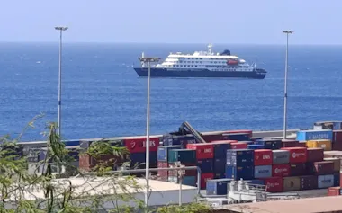 ハンタウイルスの感染者が出たクルーズ船がアフリカの島国カボベルデの港に停泊している。乗客は下船を許可されていない(4日)=ロイター