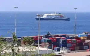 ハンタウイルスの感染者が出たクルーズ船がアフリカの島国カボベルデの港に停泊している。乗客は下船を許可されていない(4日)=ロイター ハンタウイルスの感染者が出たクルーズ船がアフリカの島国カボベルデの港に停泊している。乗客は下船を許可されていない(4日)=ロイター