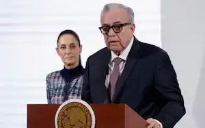 シナロア州のロチャ知事㊨はシェインバウム大統領㊧にとって政治の師の盟友でもある(25年)=ロイター シナロア州のロチャ知事㊨はシェインバウム大統領㊧にとって政治の師の盟友でもある(25年)=ロイター