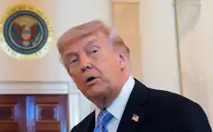 ホワイトハウスで中小企業の経営者らとの面談に出席するトランプ米大統領(4日、ワシントン)=ロイター ホワイトハウスで中小企業の経営者らとの面談に出席するトランプ米大統領(4日、ワシントン)=ロイター