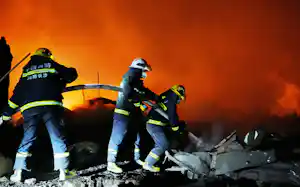 爆発事故が起きた花火工場で消火活動に当たる消防士(5日、湖南省瀏陽市)=ロイター 爆発事故が起きた花火工場で消火活動に当たる消防士(5日、湖南省瀏陽市)=ロイター