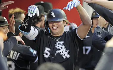 エンゼルス戦の4回、14号2ランを放ちベンチで迎えられるホワイトソックス・村上(4日、アナハイム)=共同